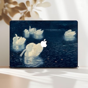 Könnte beinhalten: Laptop-Skin mit einem impressionistischen Gemälde weißer Schwäne, die auf einer dunkelblauen Wasseroberfläche schwimmen. Das Kunstwerk hat ein weiches, strukturiertes Aussehen, mit dem Apple-Logo auf dem Laptop.