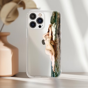 Könnte beinhalten: Eine transparente Smartphone-Hülle mit einem gedruckten Reproduktionsdruck eines klassischen Gemäldes, das eine liegende Figur mit langem Haar zeigt, die an einer dunklen, strukturierten Felsformation neben aufgewühlten Wellen ruht.