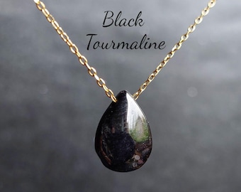 Halsband med svart turmalin i droppform, hänge i naturligt turmalin i sterlingsilver eller förgyllt.