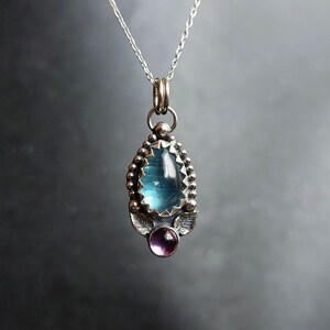 Paraiba blå kyanit och ametisthänge i sterlingsilver, hantverkssmycken med naturliga ädelstenar bild 4