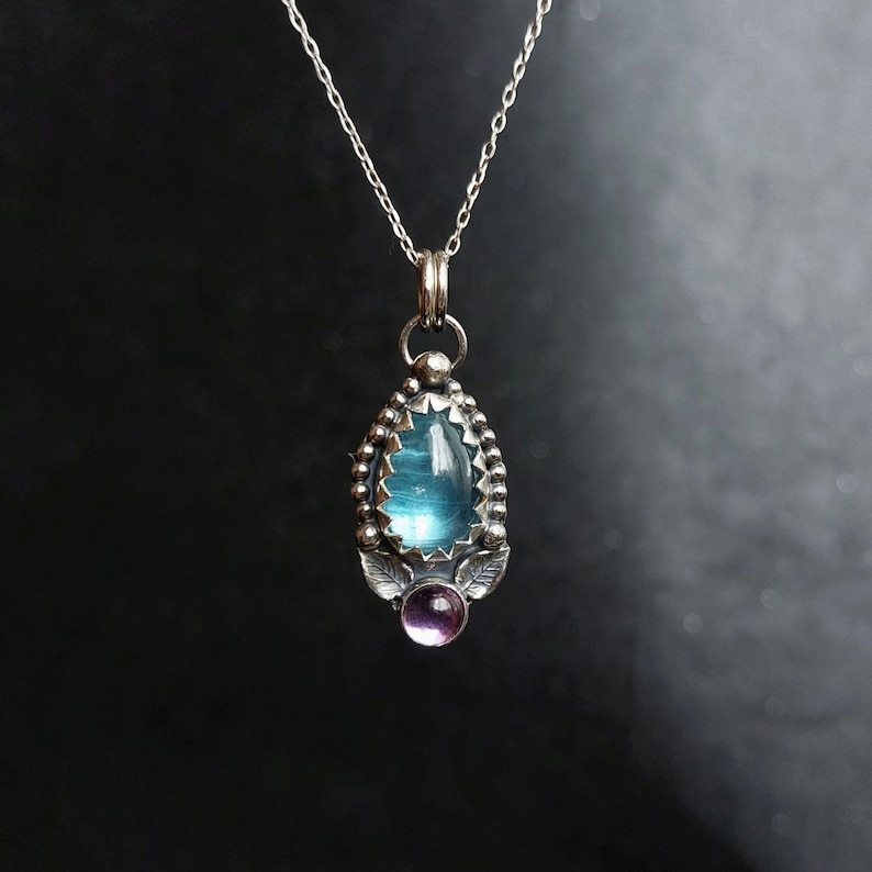 Paraiba blå kyanit och ametisthänge i sterlingsilver, hantverkssmycken med naturliga ädelstenar bild 2
