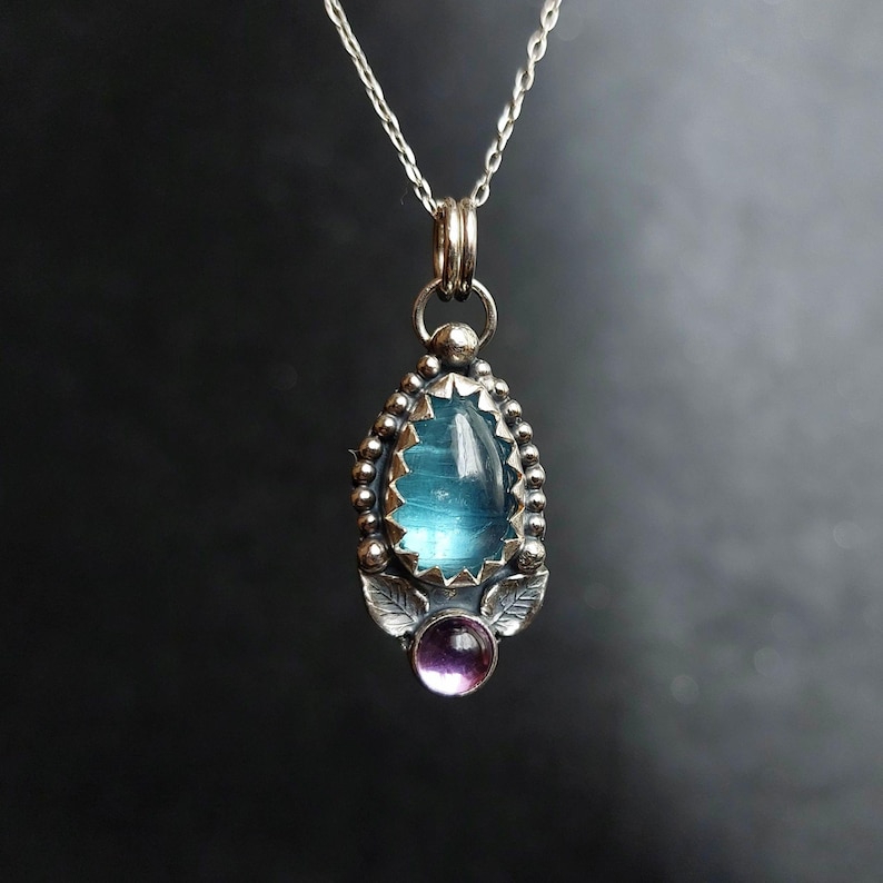 Paraiba blå kyanit och ametisthänge i sterlingsilver, hantverkssmycken med naturliga ädelstenar bild 1
