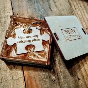 Mein fehlendes Stück Schlüsselring , Puzzleteil. Valentinstag Geschenk, Hochzeits- / Jahrestagsgeschenk. In personalisierter Holzbox
