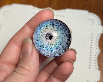 Esfera de vidrio azul con destellos dicroicos, obra de arte hecha a mano por Eric Mort, n.° 3