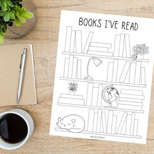 Può includere: Un tracker di libri stampabile in bianco e nero con il testo "BOOKS I'VE READ" in alto. Il tracker presenta una libreria con quattro ripiani, ognuno con spazi per riempire i titoli dei libri letti. La libreria include anche una lampada, un mappamondo, una pianta in vaso e un gatto.