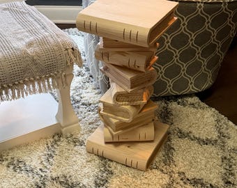 Mesa lateral com livros empilhados (versão mais alta)