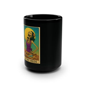 Tazza nera divertente, 15 oz - Disegno della carta dei tarocchi "Off My Medicines", Donna dalla risata maniacale - Tazza da caffè regalo unica, Tazza con umorismo nero, Novità