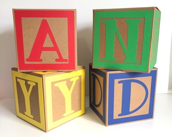 Bloques del alfabeto inspirados en Toy Story: Decoración para fiestas con colores primarios