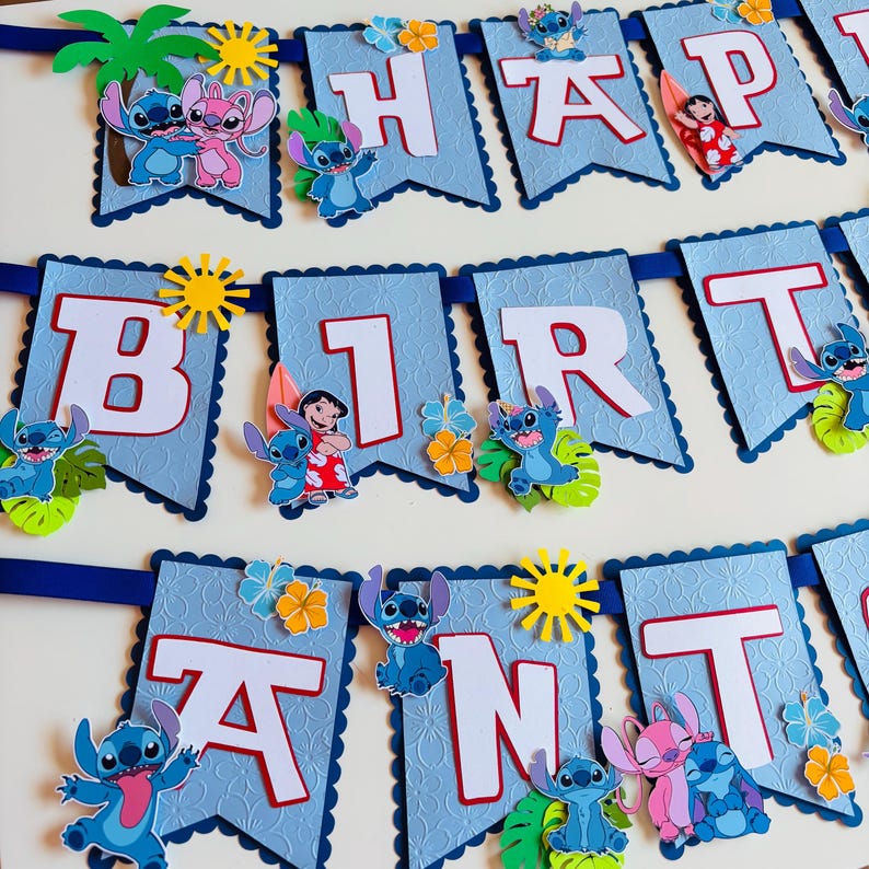 Puede incluir: Una pancarta azul con las palabras "HAPPY BIRTHDAY" en letras blancas con contornos rojos. La pancarta est&aacute; decorada con personajes de dibujos animados, flores y soles. La pancarta est&aacute; ensartada en una cinta azul.
