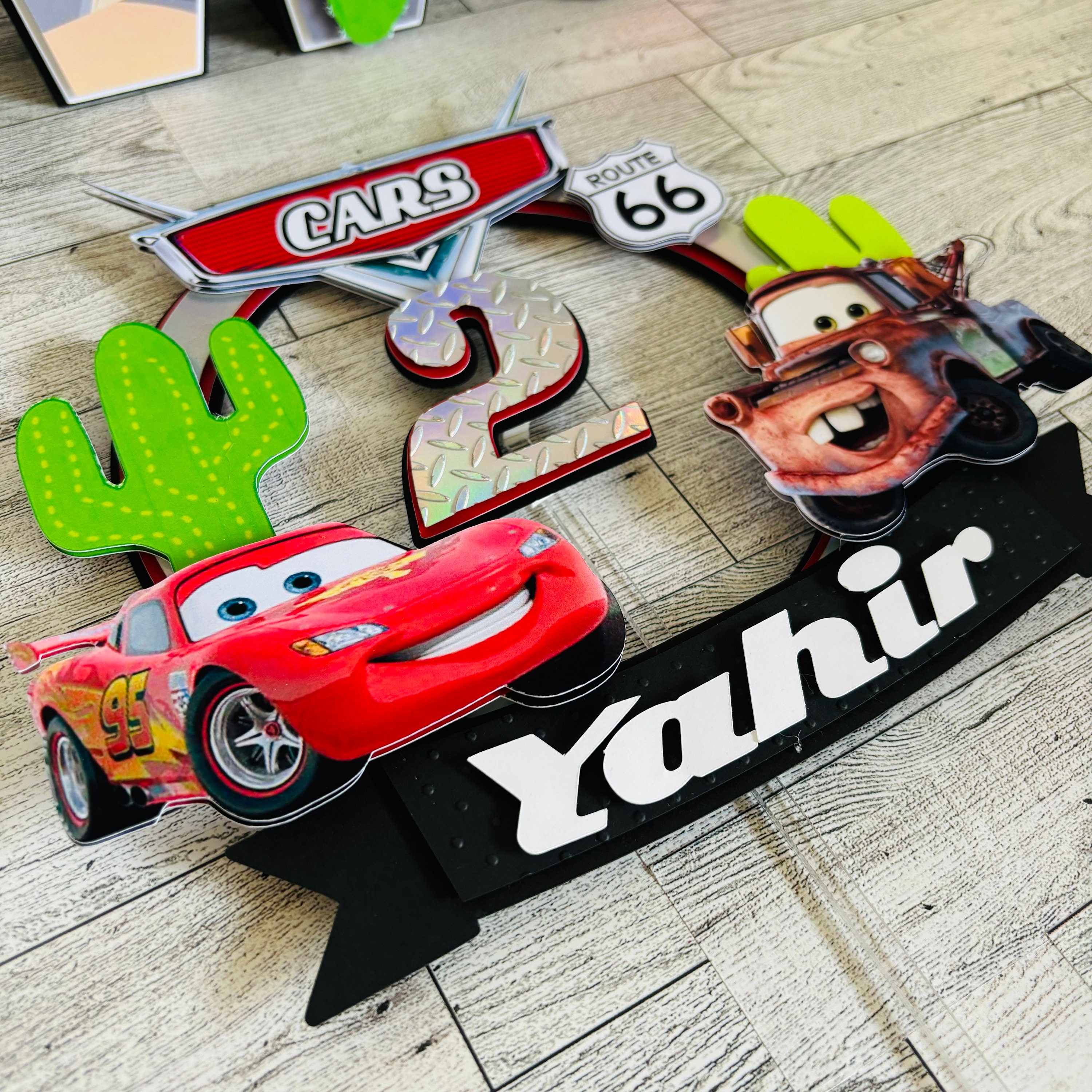 ライトニング・マックィーンのケーキトッパー：パーソナライズされた