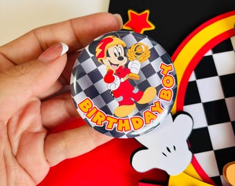 Botón de cumpleaños de Mickey Racing / Pin de fiesta de coche de carreras personalizado / Insignia de cumpleaños de Mickey para niño / Recuerdo de bandera a cuadros / Botón con nombre personalizado