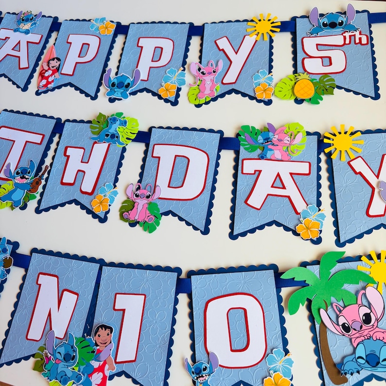 Puede incluir: Una pancarta azul claro con las palabras "HAPPY BIRTHDAY" en letras blancas y rojas. La pancarta est&aacute; decorada con personajes de dibujos animados, flores y formas de sol. La pancarta est&aacute; dise&ntilde;ada para una celebraci&oacute;n de cumplea&ntilde;os.