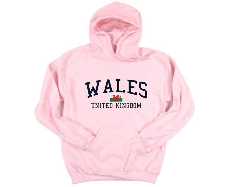 Puede incluir: Sudadera con capucha rosa con el texto "WALES UNITED KINGDOM" y la bandera de Gales.