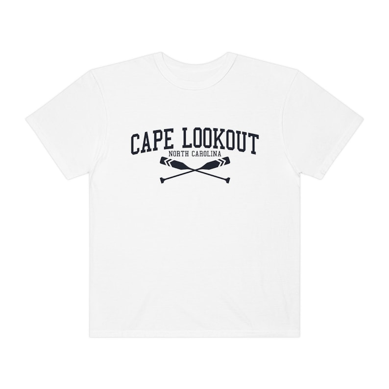 K&ouml;nnte beinhalten: Wei&szlig;es T-Shirt mit einer marineblauen Grafik, auf der "CAPE LOOKOUT NORTH CAROLINA" mit zwei gekreuzten Rudern steht.