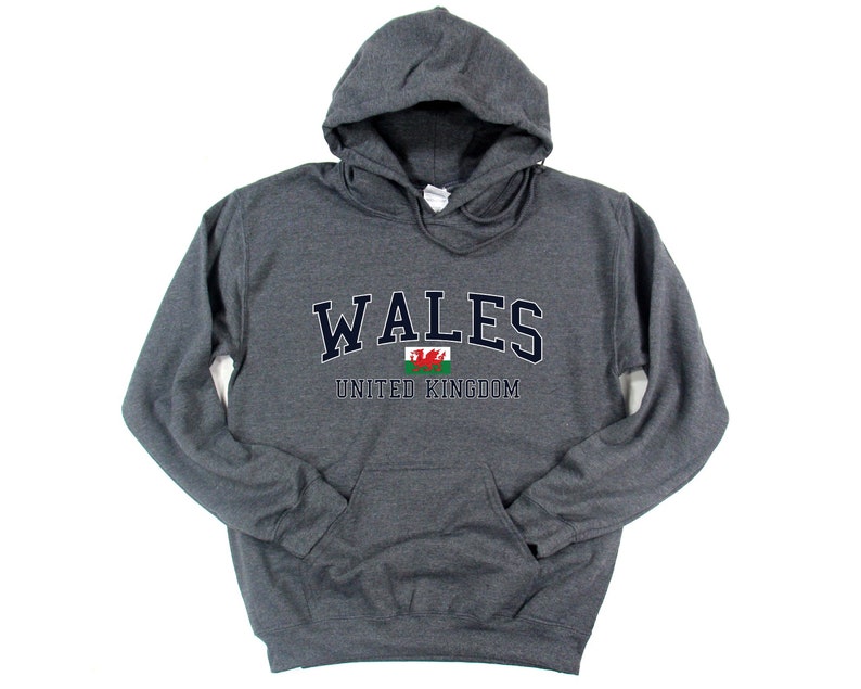 Puede incluir: Sudadera con capucha gris con el texto "WALES UNITED KINGDOM" y una bandera de drag&oacute;n rojo.