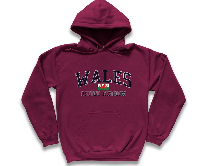 Puede incluir: Sudadera con capucha color burdeos con el texto "WALES UNITED KINGDOM" y un peque&ntilde;o gr&aacute;fico de la bandera galesa.