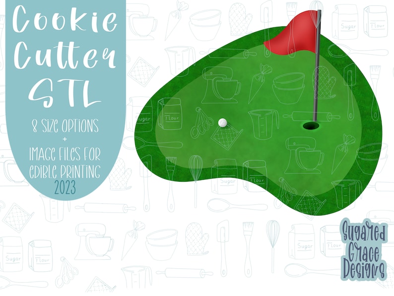 Op de afbeelding: Een groene golfbaan met een rode vlag en een witte golfbal op een groene putting green. De achtergrond is wit met een patroon van bakgereedschap en ingredi&euml;nten. De tekst "Cookie Cutter STL" is in blauw en wit aan de linkerkant van de afbeelding. De tekst "8 size options + IMAGE FILES FOR EDIBLE PRINTING 2023" is in blauw en wit aan de linkerkant van de afbeelding. De tekst "Sugar'd Grace Designs" is in blauw en wit aan de rechterkant van de afbeelding.