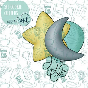 Può includere: Un set di due stampini per biscotti, uno a forma di mezzaluna e l'altro a forma di stella. Lo stampino a forma di mezzaluna è grigio e lo stampino a forma di stella è giallo. Gli stampini sono su uno sfondo bianco con un motivo di illustrazioni a tema cucina.