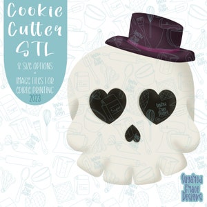 Puede incluir: Un cortador de galletas de calavera blanca con ojos en forma de corazón y un sombrero de copa negro. El cortador está rodeado de un patrón de ilustraciones con temática de repostería. El texto "Cookie Cutter STL" y "8 Size Options" es visible en la esquina superior izquierda. El texto "Suggared Grace Designs" es visible en la esquina inferior derecha.