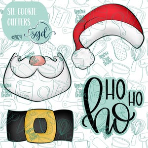 Pode incluir: Um conjunto de cortadores de biscoitos com o rosto do Papai Noel, um chapéu de Papai Noel e as palavras "HO HO HO". Os cortadores são projetados para uso com massa de biscoito e são perfeitos para criar guloseimas festivas de Natal.