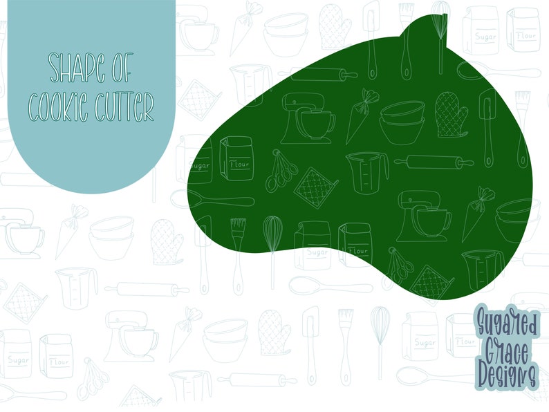 Op de afbeelding: Een groene omtrek van een koekjesvormer in de vorm van een hart, omringd door een witte achtergrond met een patroon van bakbenodigdheden. De tekst "SHAPE OF COOKIE CUTTER" staat in een blauwe doos aan de linkerkant van de afbeelding. De tekst "Sugar'd Grace Designs" staat in een blauwe doos aan de rechterkant van de afbeelding.