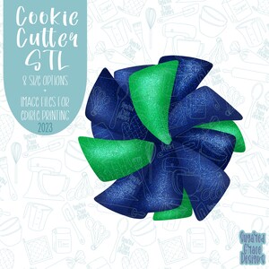 Op de afbeelding: Een blauwe en groene koekjesuitsteker in de vorm van een windmolen. De uitsteker bevindt zich op een witte achtergrond met een patroon van bakgereedschap. De tekst "Cookie Cutter STL" en "8 Size Options" staat bovenaan de afbeelding. De tekst "Image files for edible printing 2023" staat in het midden van de afbeelding.