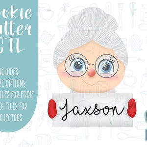 Op de afbeelding: Een digitaal koekjesuitsteekvormontwerp van een oma met een bril en een knot die een bord vasthoudt met de tekst "Jaxson". Het ontwerp is op een witte achtergrond met een blauwe rand en bevat de tekst "Cookie Cutter STL" en "Suggared Grace Designs".
