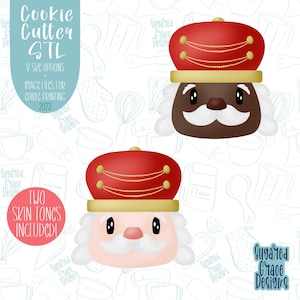 Puede incluir: Dos diseños digitales de cortadores de galletas de un Cascanueces con diferentes tonos de piel. El Cascanueces lleva un gorro rojo con ribetes dorados y una barba blanca. El fondo es un patrón blanco de utensilios de cocina.