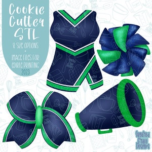 Op de afbeelding: Een set van vier koekjesuitstekers in de vorm van een cheerleader-uniform, een strik, een megafoon en een pompon. De uitstekers zijn blauw en groen met een glitterafwerking. De afbeelding bevat de tekst "Cookie Cutter STL 8 Size Options + Image Files for Edible Printing 2023".
