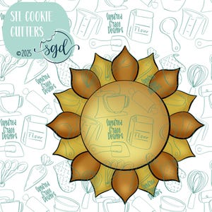 Op de afbeelding: Een gouden en bruine koekjesuitsteker in de vorm van een zonnebloem. De uitsteker is omringd door een witte achtergrond met een patroon van keukengerei en de tekst "Sugared Grace Designs".