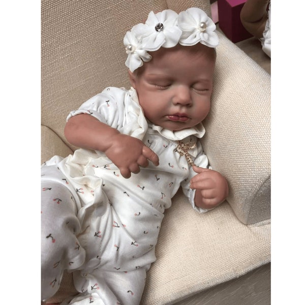 Reborn Baby Doll 20 Zoll Lebensechte Vinyl Realistische Neugeborenen Baby Doll mit weißer Blume Bodysuit Sicherheit geprüft(Hand Made)