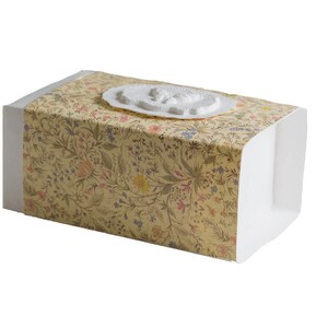 Op de afbeelding: Een witte doos met een bloemenpatroon op de bovenkant en zijkanten. De doos heeft een wit reli&euml;fdesign op de bovenkant.