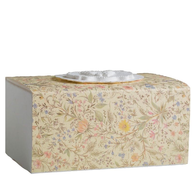 Op de afbeelding: Een witte tissueboxhoes met een bloemenpatroon. De hoes heeft een reli&euml;fbloemenpatroon in het midden.
