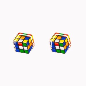 Könnte beinhalten: Zwei Miniatur-Rubik's Cubes, jeweils mit einer farbenfrohen Anordnung von Quadraten in Rot, Blau, Grün, Gelb, Orange und Weiß. Die Würfel sind vor einem schlichten weißen Hintergrund platziert.