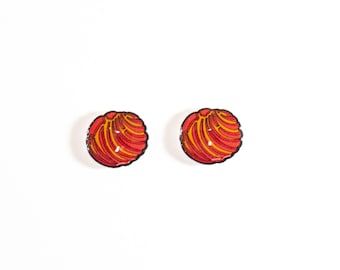 Concha stud earrings