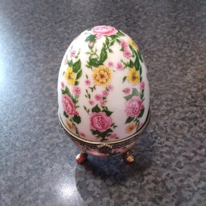 Caixa de bugigangas de ovo de 3 pés com design floral de porcelana vintage e tampa articulada