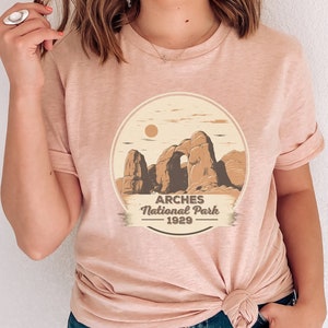 Chemise du parc national des Arches, chemise de voyage, tenue de voyage, T-shirt du parc national, chemise de montagne, chemise Arches, cadeaux de randonnée, randonnée