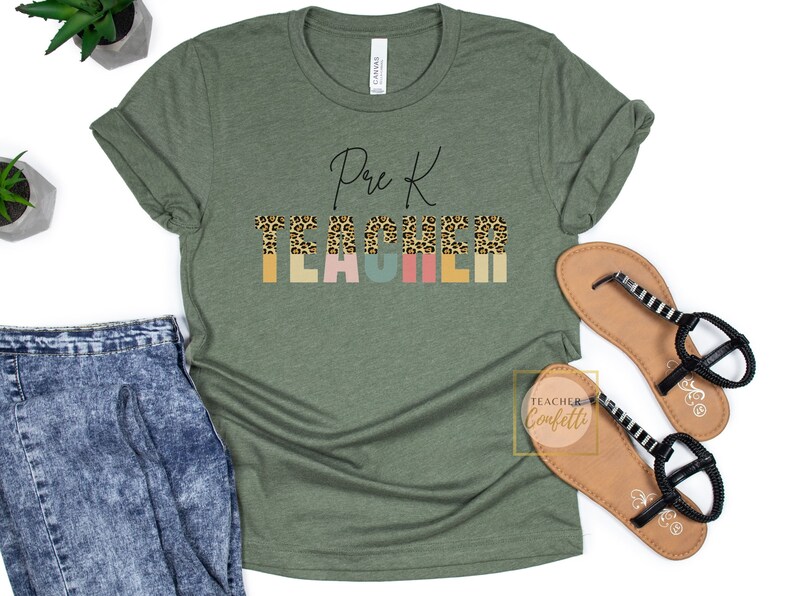 Puede incluir: Camiseta verde con el texto "Pre K Teacher" en letras negras. La palabra "Teacher" est&aacute; formada por letras de estampado de leopardo con fondos coloridos.