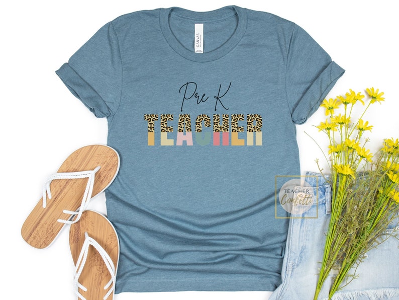 Puede incluir: Una camiseta azul turquesa con el texto "Pre K Teacher" en letra negra. La palabra "Teacher" est&aacute; en letras may&uacute;sculas de colores con un estampado de leopardo.