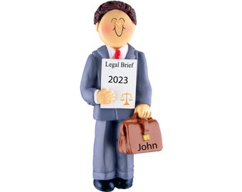 Könnte beinhalten: Eine blau gekleidete Figur eines Menschen, der ein Dokument mit der Aufschrift "Legal Brief 2023" und eine braune Aktentasche mit dem Namen "John" hält.