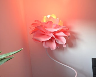 Hohe Lampe für Wohnzimmer, pastellrosa Lampenakzent, großes Blumendekorstück, nützliches Geschenk, letzten Schliff für Zuhause, gemütliche Winternacht, Weihnachten