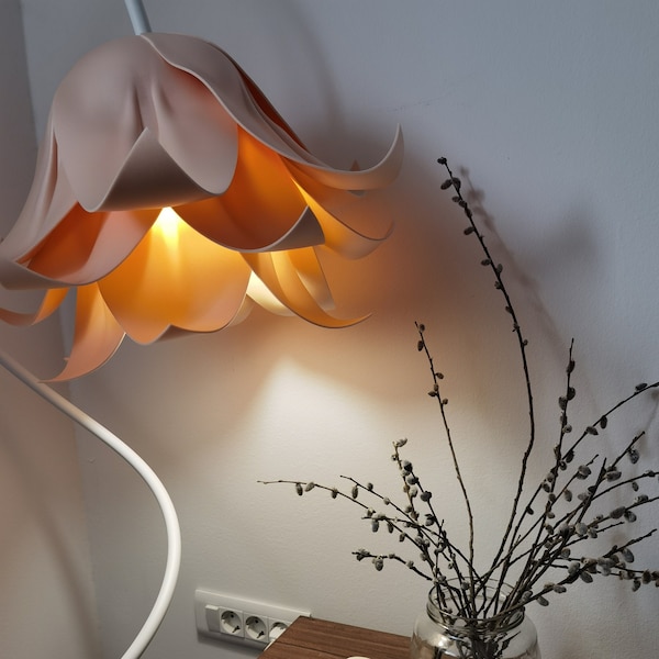 Moderne Stehlampe für warmes, elegantes Zuhause, Stehlampe in Puderrosa / Beige, Glockenblumen-förmiger Lichtschirm, Einzigartiges Einweihungs- oder Geburtstagsgeschenk