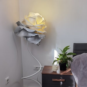 Elegante e unica illuminazione da pavimento - lampada da pavimento a forma di rosa - accento floreale bianco grigio argento - luci decorative minimaliste - regalo per future mamme
