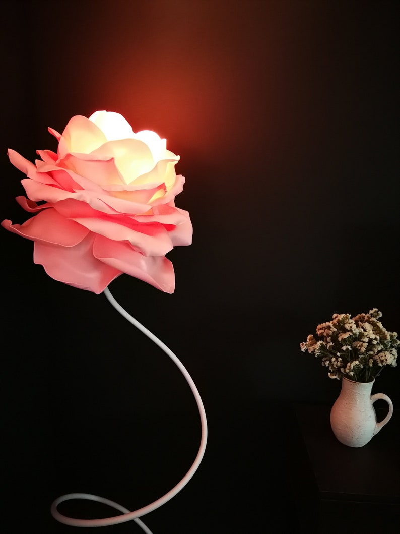 Feenhafte Lampe Rose Stehlampe Warme rosa Blume modernes Wohndekor Freundin Geschenk Riesige Forever Rose Geschenkinspiration, bewegendes Geschenk Bild 1