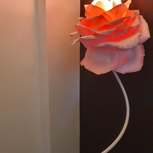 Feenhafte Lampe Rose Stehlampe Warme rosa Blume modernes Wohndekor Freundin Geschenk Riesige Forever Rose Geschenkinspiration, bewegendes Geschenk Bild 9