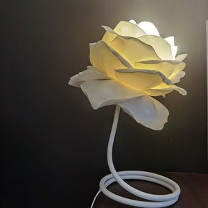 Illuminazione elegante e unica; Lampada da tavolo o da scrivania a forma di fiore per la camera da letto; Accento floreale bianco; Luci minimaliste; Decorazione a forma di rosa per una casa accogliente
