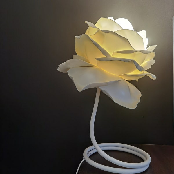 Éclairage élégant et unique ; Lampe de table ou de bureau fleur pour chambre à coucher ; Accent de fleurs blanches ; Lumières minimalistes ; Décoration rose pour une maison confortable