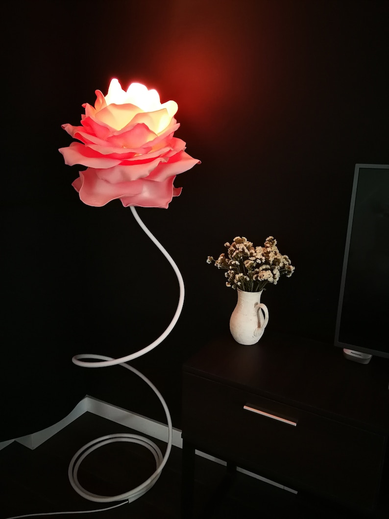 Feenhafte Lampe Rose Stehlampe Warme rosa Blume modernes Wohndekor Freundin Geschenk Riesige Forever Rose Geschenkinspiration, bewegendes Geschenk Bild 2