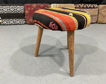 Banco tapizado con kilim de lana hecho a mano: mesa de centro otomana rústica