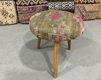 Banco tapizado con kilim de lana hecho a mano: mesa de centro otomana rústica